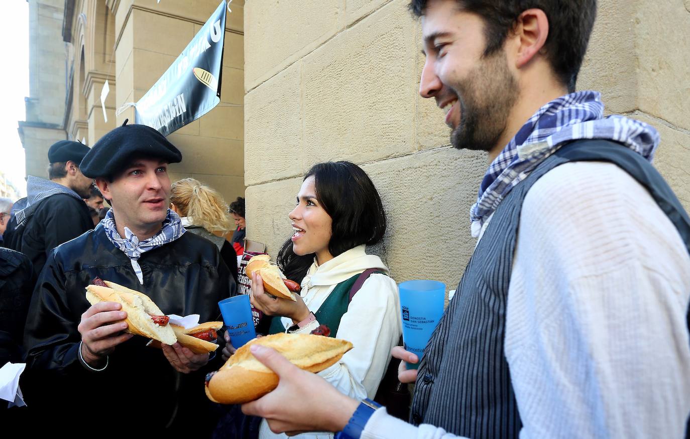 Ambiente festivo en Donostia desde bien temprano. 