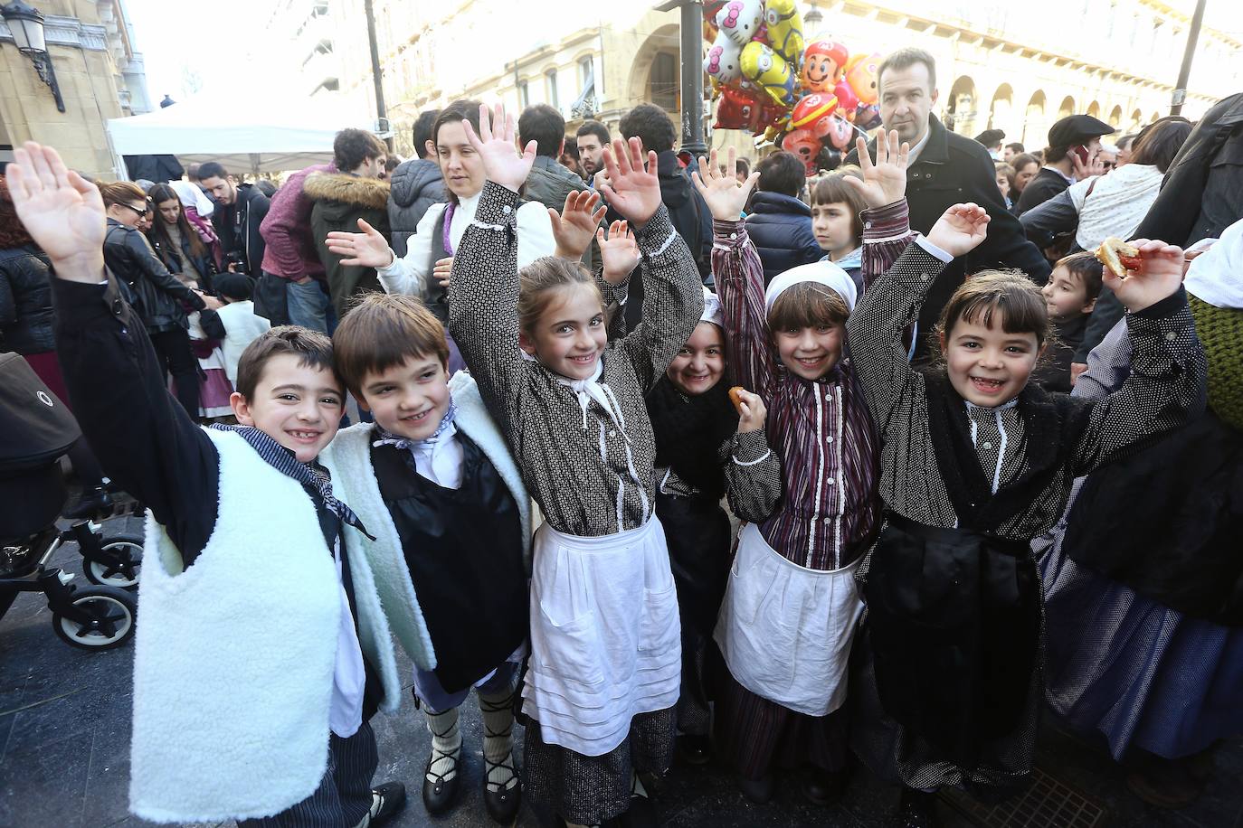 Ambiente festivo en Donostia desde bien temprano. 