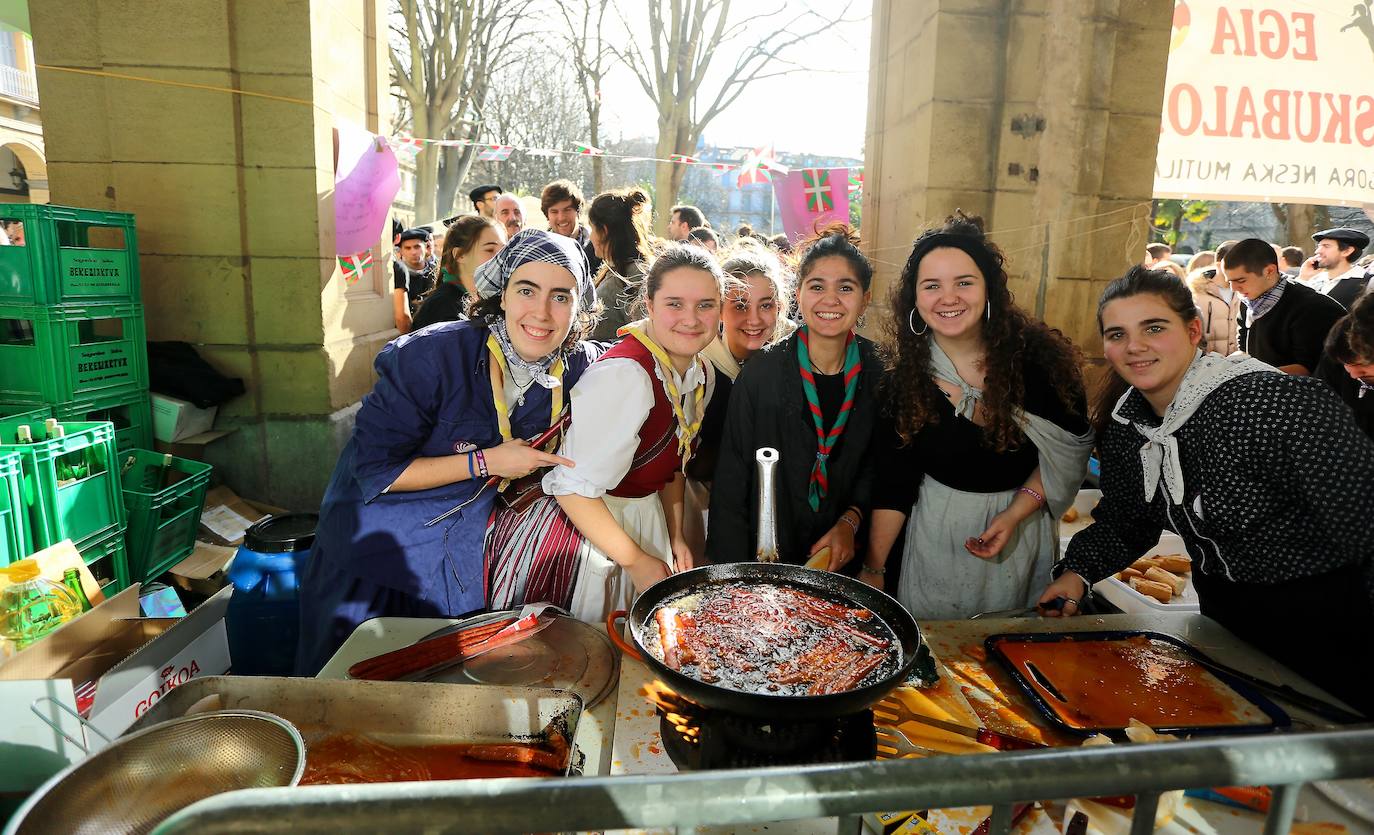 Ambiente festivo en Donostia desde bien temprano. 