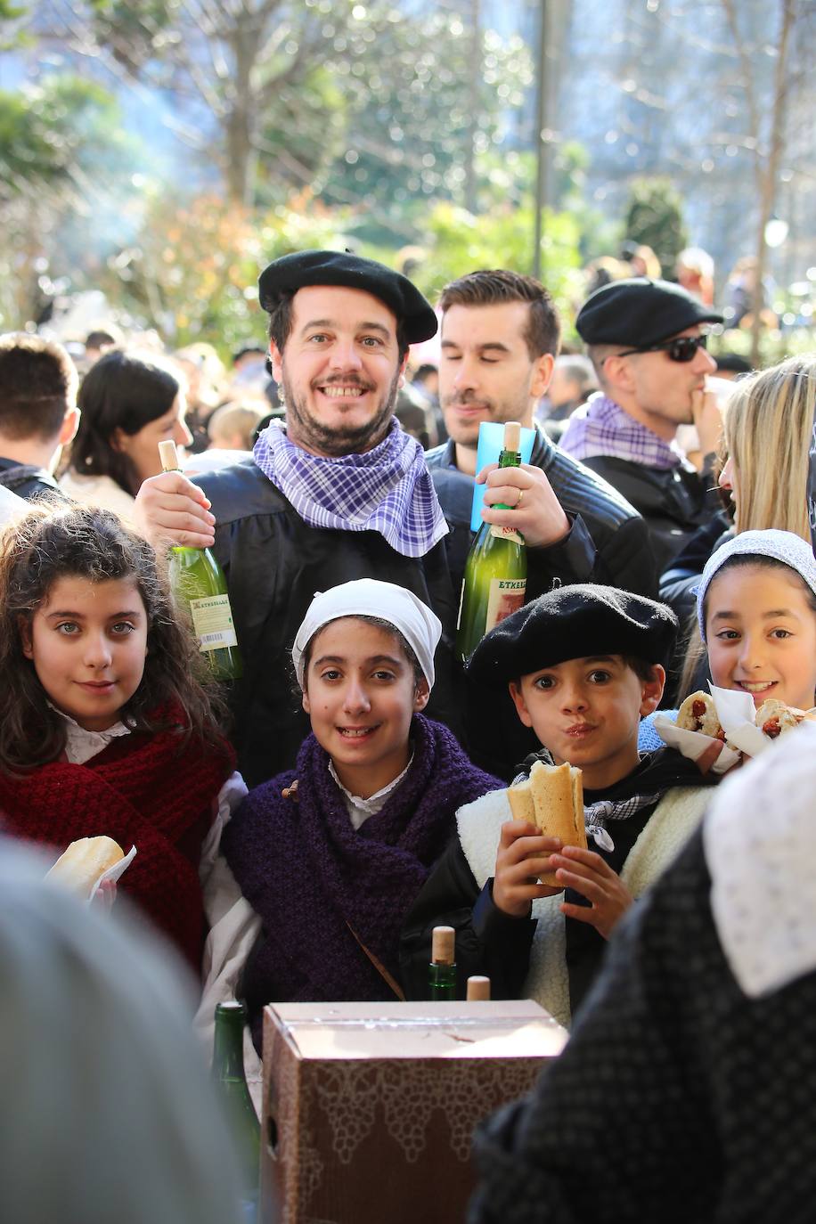 Ambiente festivo en Donostia desde bien temprano. 