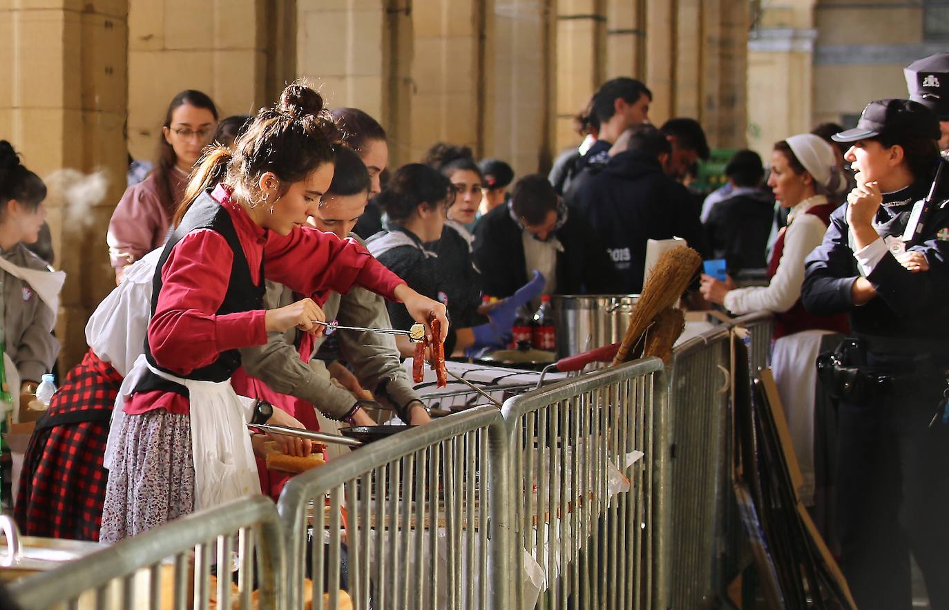 Ambiente festivo en Donostia desde bien temprano. 