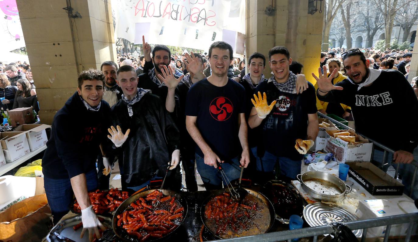 Ambiente festivo en Donostia desde bien temprano. 