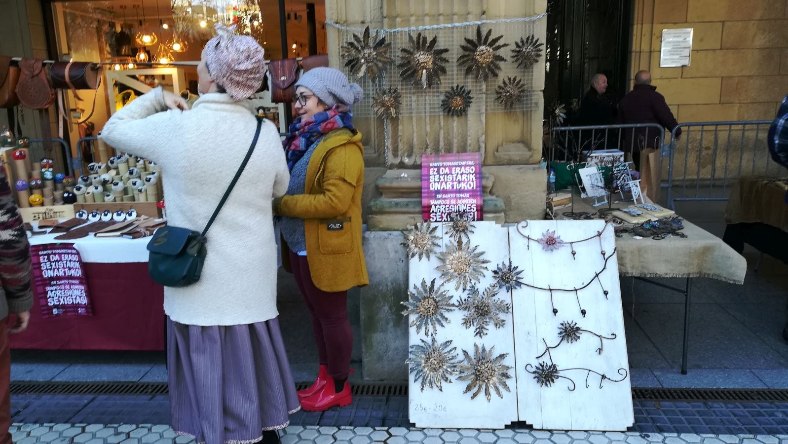 Los donostiarras han madrugado para ir a la feria desde primera hora de la mañana para ver a los animales en la Plaza Okendo y a la cerda en la Constitución