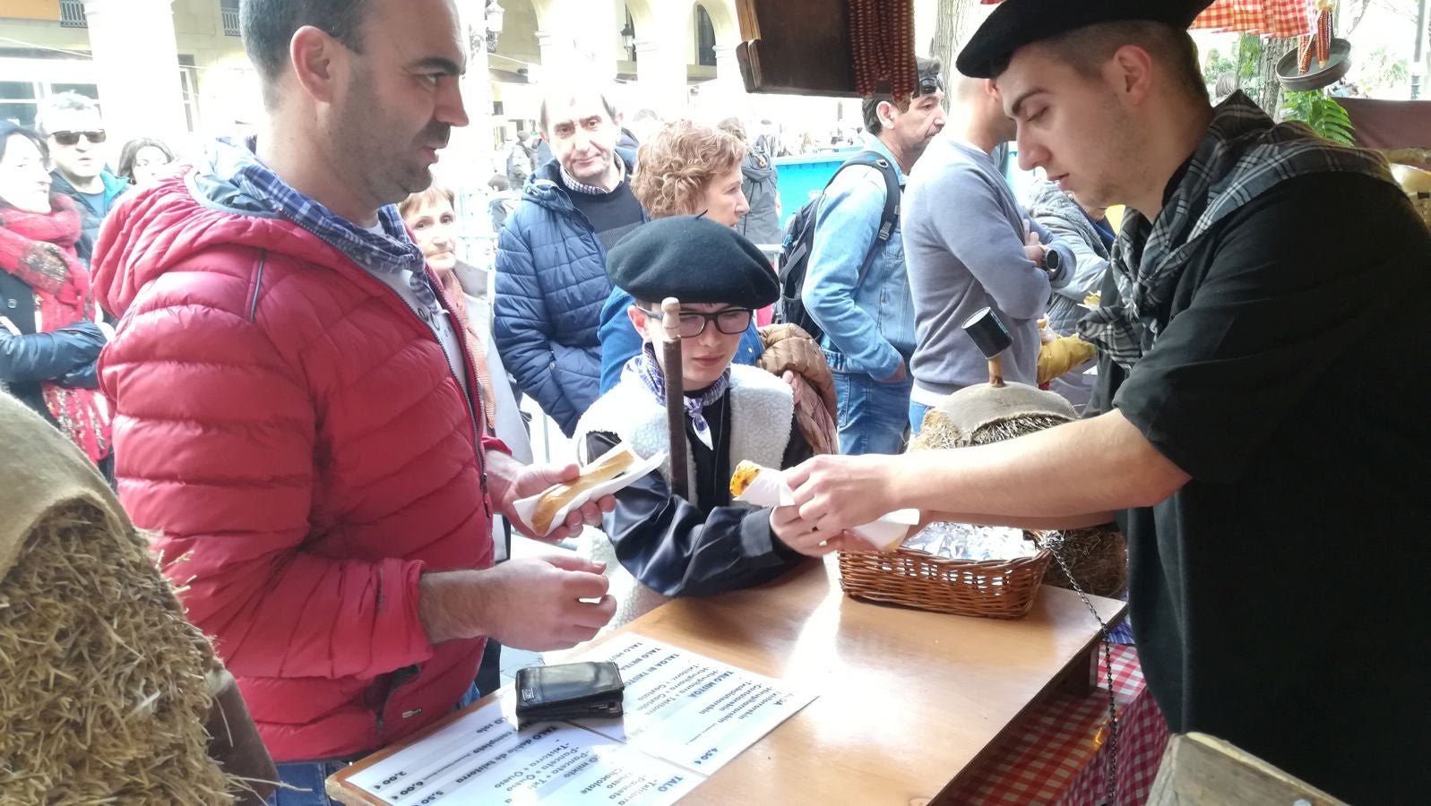 Los donostiarras han madrugado para ir a la feria desde primera hora de la mañana para ver a los animales en la Plaza Okendo y a la cerda en la Constitución
