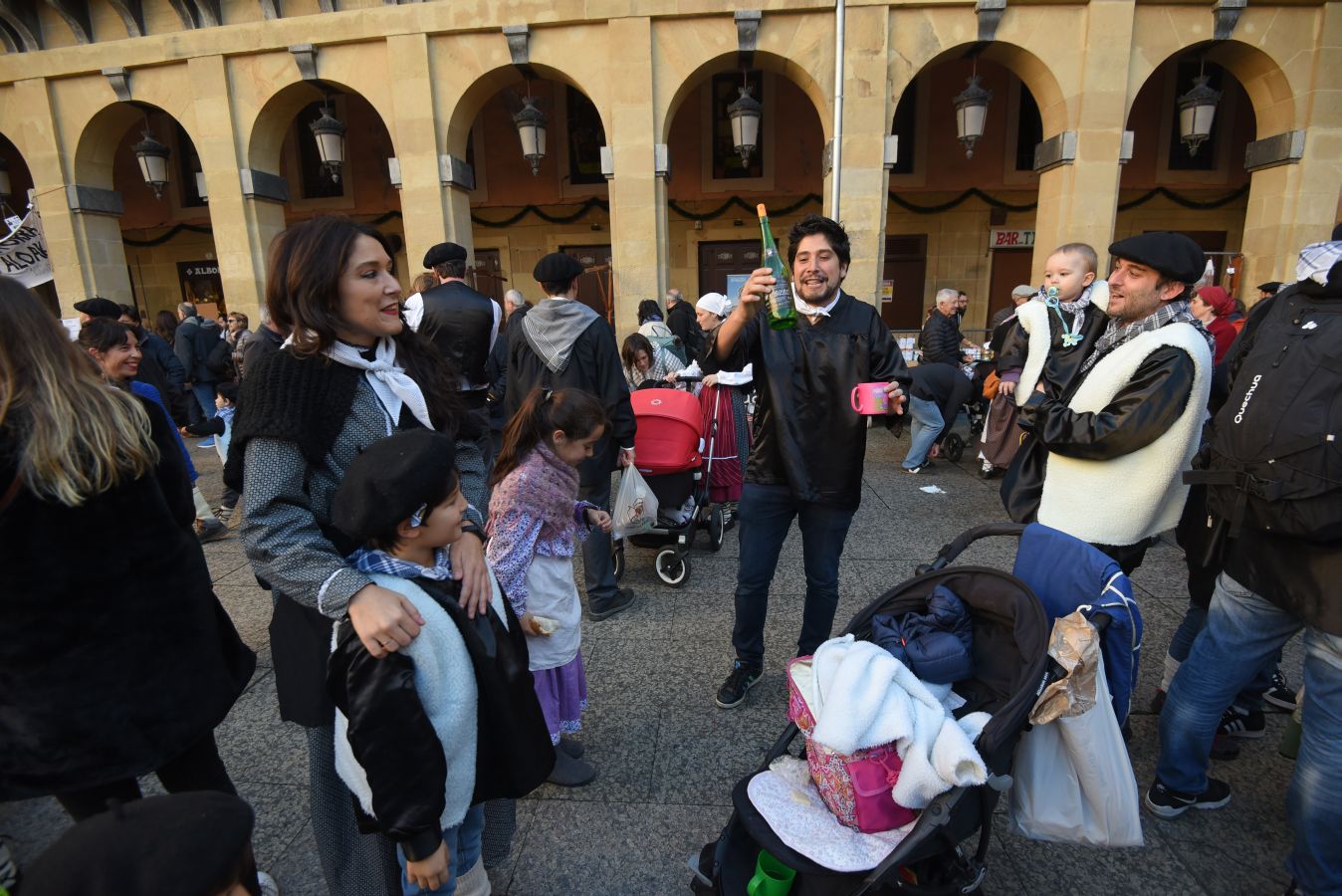 Los donostiarras han madrugado para ir a la feria desde primera hora de la mañana para ver a los animales en la Plaza Okendo y a la cerda en la Constitución