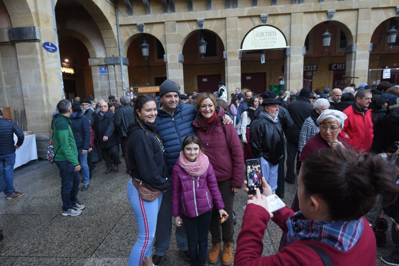 Los donostiarras han madrugado para ir a la feria desde primera hora de la mañana para ver a los animales en la Plaza Okendo y a la cerda en la Constitución
