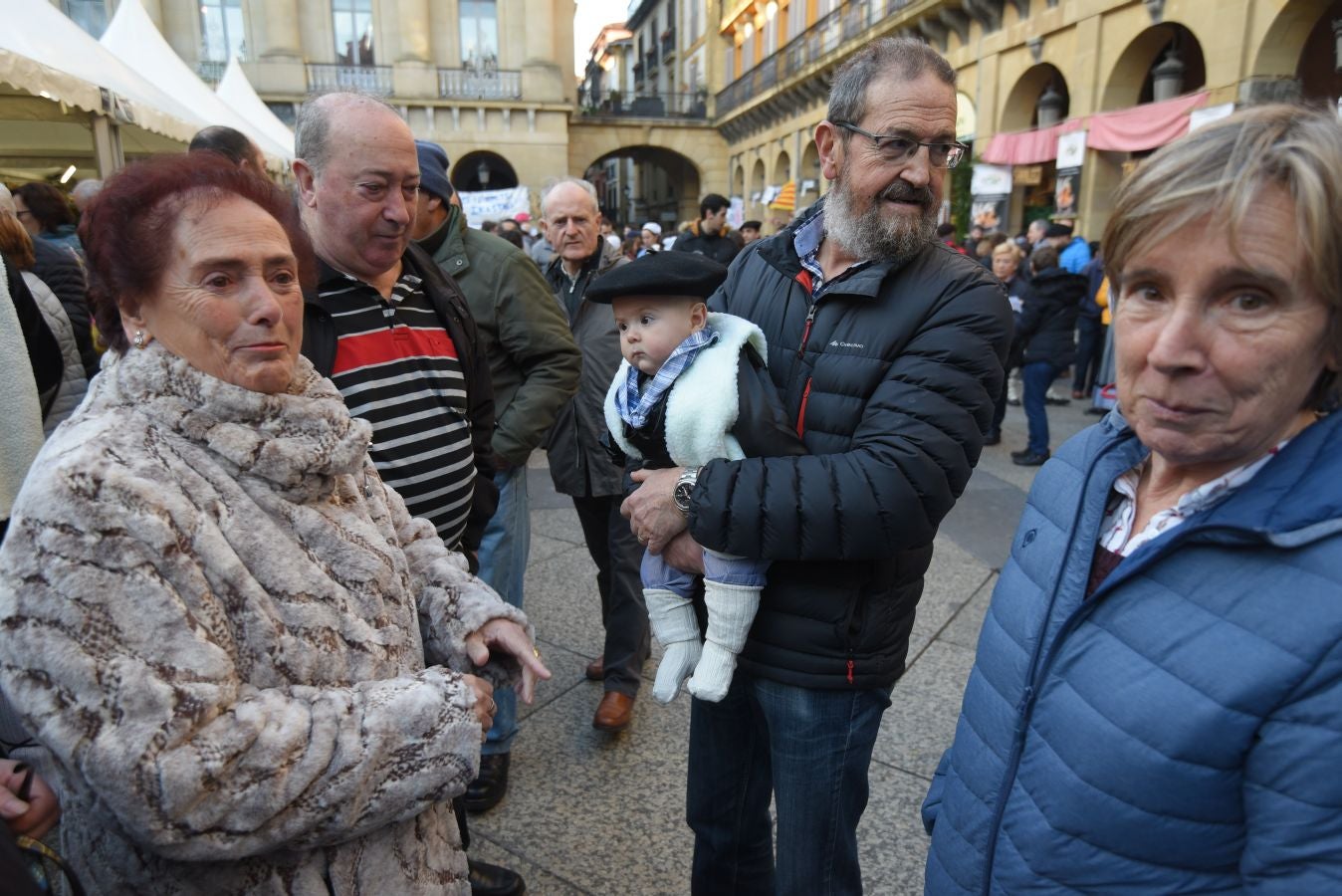 Los donostiarras han madrugado para ir a la feria desde primera hora de la mañana para ver a los animales en la Plaza Okendo y a la cerda en la Constitución