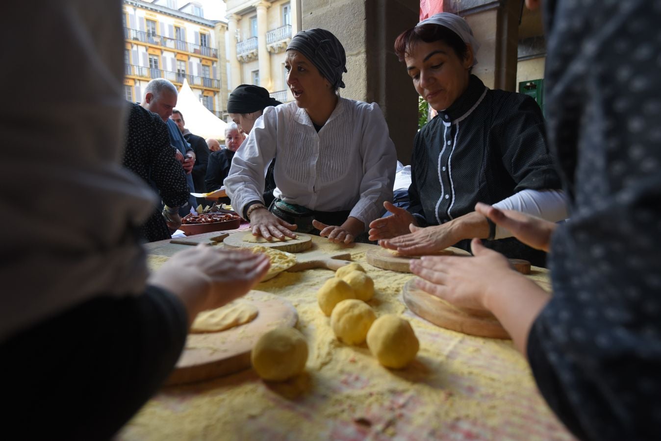 Los donostiarras han madrugado para ir a la feria desde primera hora de la mañana para ver a los animales en la Plaza Okendo y a la cerda en la Constitución