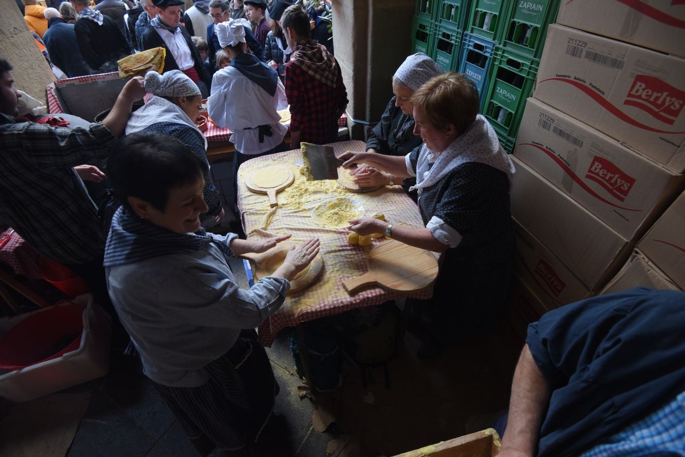 Los donostiarras han madrugado para ir a la feria desde primera hora de la mañana para ver a los animales en la Plaza Okendo y a la cerda en la Constitución