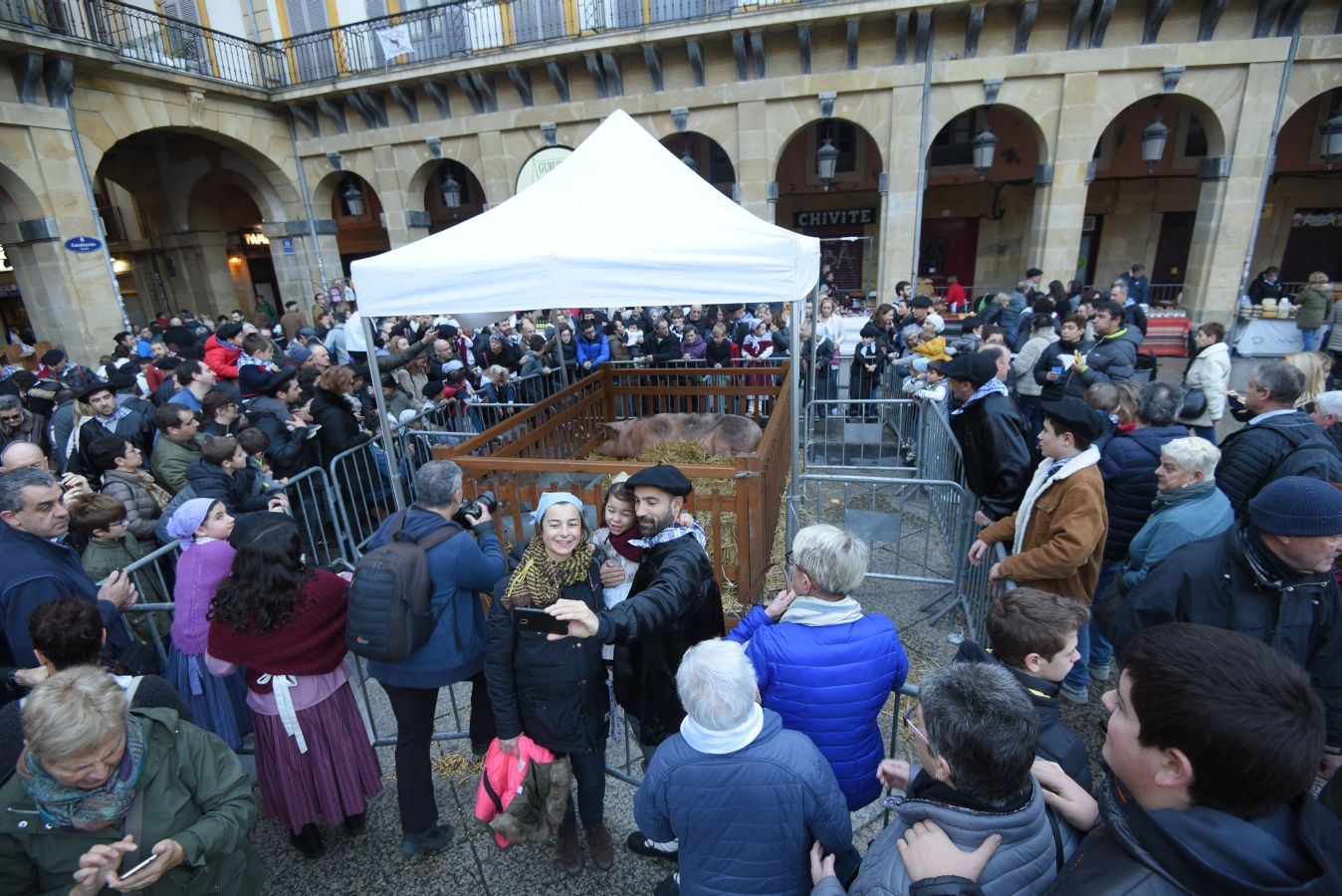 Los donostiarras han madrugado para ir a la feria desde primera hora de la mañana para ver a los animales en la Plaza Okendo y a la cerda en la Constitución
