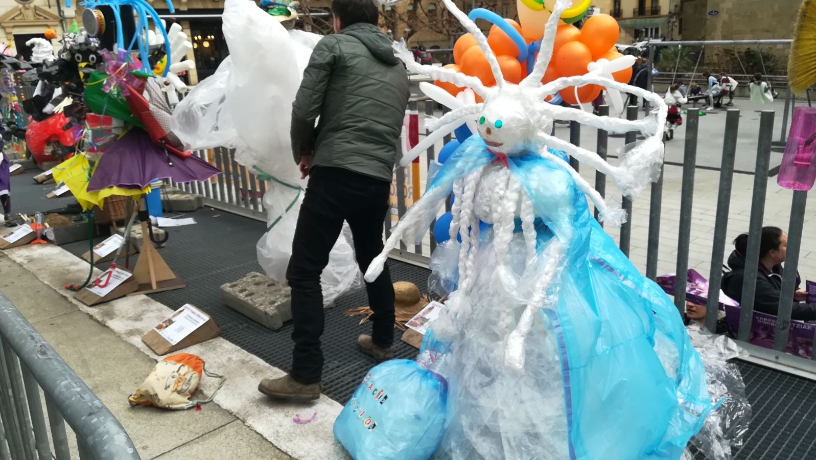 Ambiente festivo en Donostia desde bien temprano. 