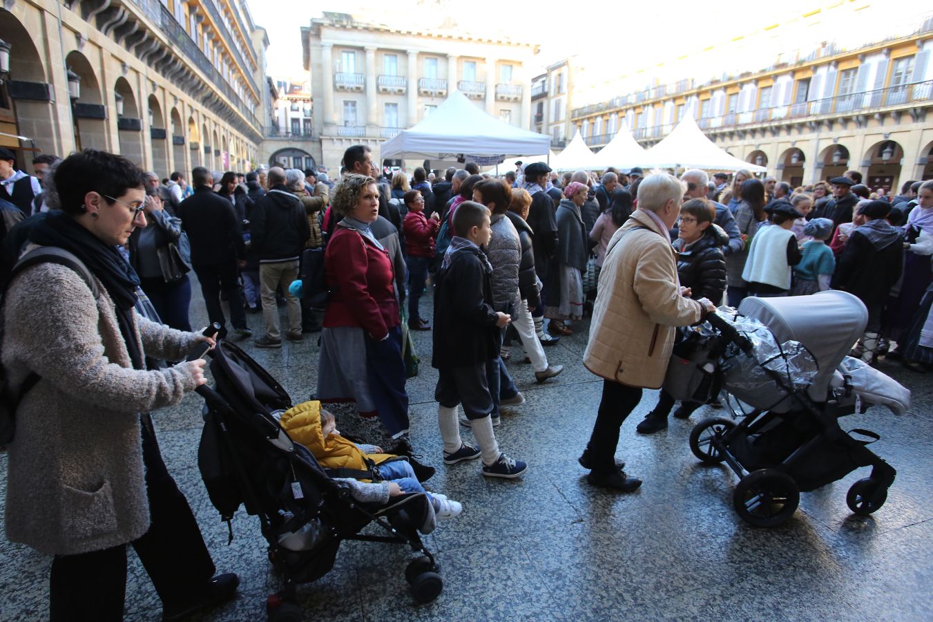 Ambiente festivo en Donostia desde bien temprano. 