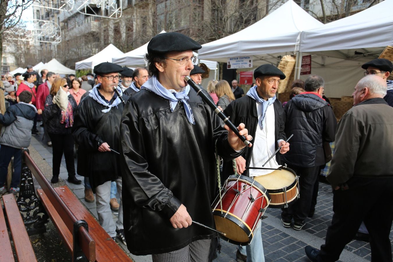 Ambiente festivo en Donostia desde bien temprano. 