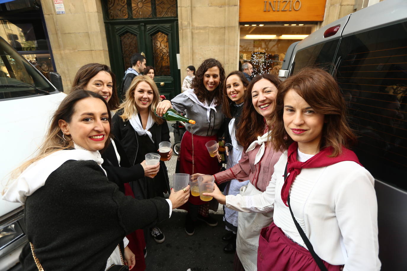 Ambiente festivo en Donostia desde bien temprano. 