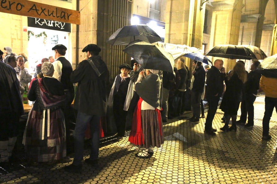 Ambiente festivo en Donostia desde bien temprano. 