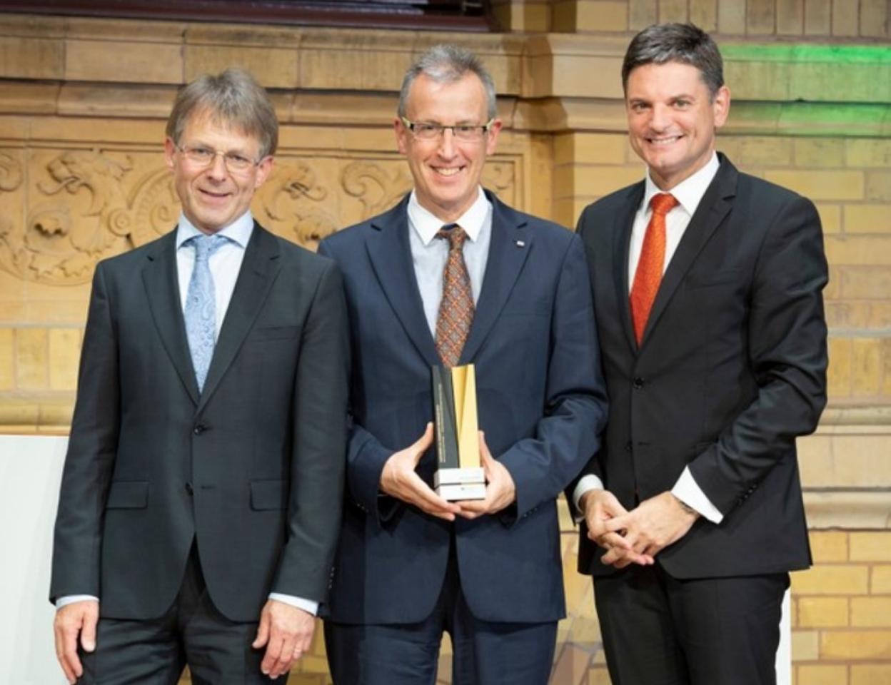 Zuazua, en el centro, recibiendo el galardón  Von Humbolt. 