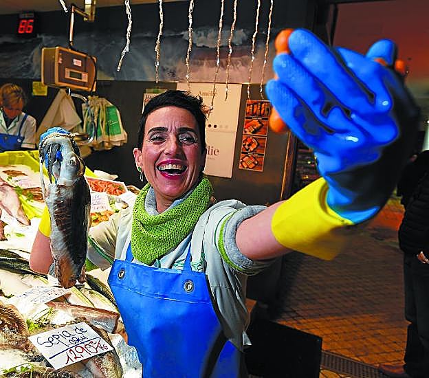 Youtubers en La Bretxa. Premiada recientemente por el Gobierno Vasco, Carol, en su puesto del mercado. 