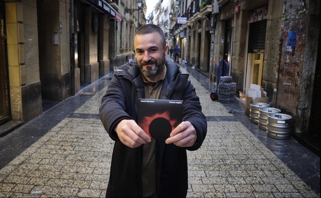 Eñaut Elorrieta, bere azken diskoarekin.
