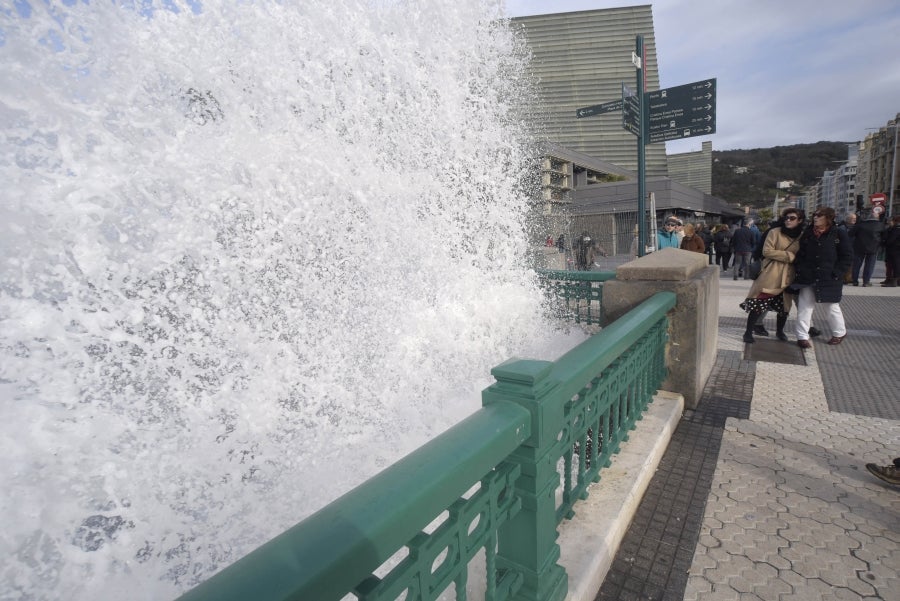 'Fabien', la profunda borrasca atlántica, que durante los últimos días ha azotado a Gipuzkoa, se aleja rápidamente de la península. 