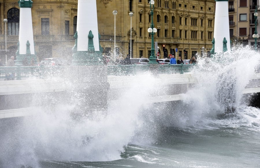 'Fabien', la profunda borrasca atlántica, que durante los últimos días ha azotado a Gipuzkoa, se aleja rápidamente de la península. 