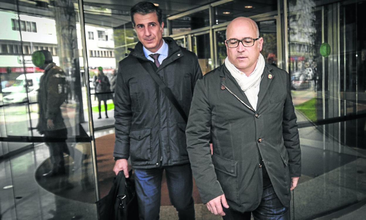 Alfredo de Miguel y su abogado, a la salida del juzgado el pasado viernes .