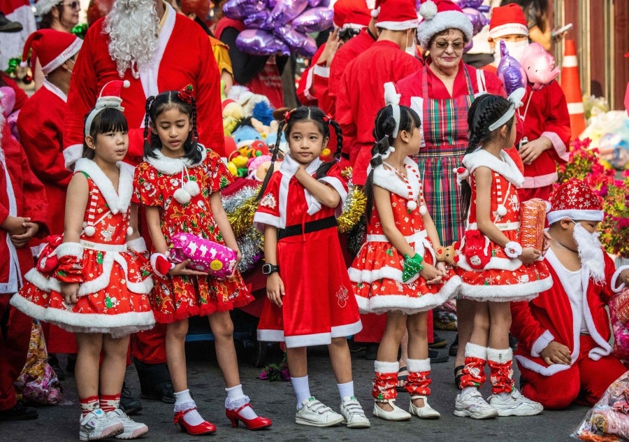 Un mahout entrena a su elefante, vestido con un disfraz de Papá Noel, antes de la presentación que harán ambos delante de los escolares, a modo de celebración navideña en Ayutthaya. 