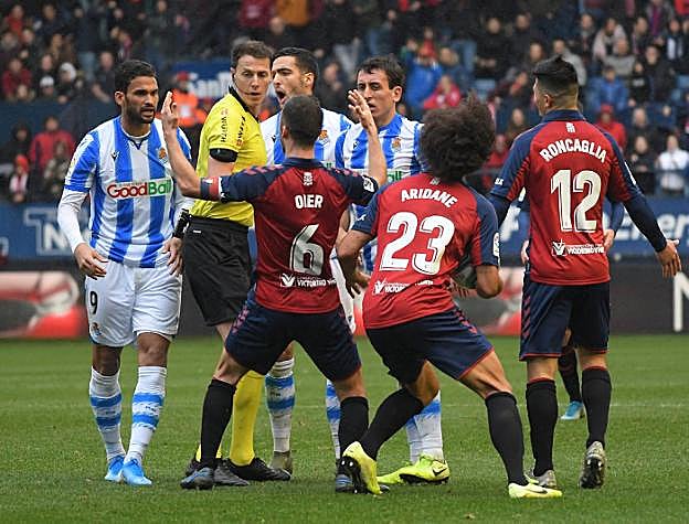 Una decisión arbitral provoca la queja de Sanjurjo en El Sadar. 