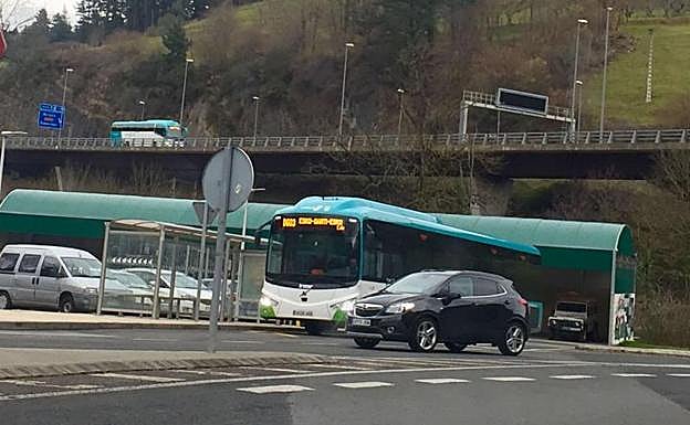 Un autocar de Lurraldebus realiza una parada en Oñati.