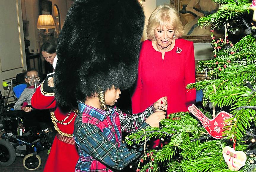 Recepción de Camilla de Cornualles a niños enfermos.