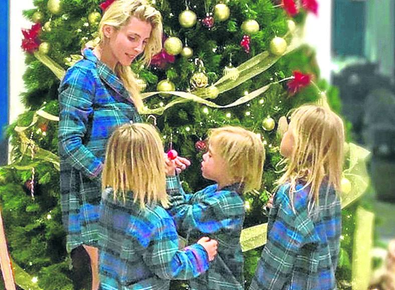 Elsa Pataky, con un pijama a juego con los de sus tres hijos.