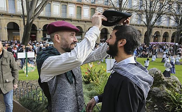 Denis Itxaso coloca la txapela a Luis, su pareja, el día de Santo Tomás en la plaza de Gipuzkoa. 