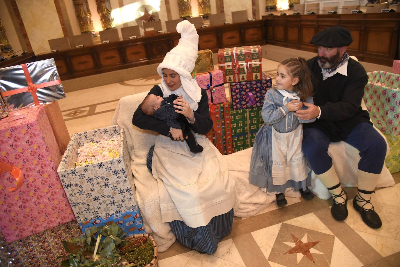 Olentzero y Mari Domingo han recorrido todos los rincones de San Sebastián para recoger las peticiones de los más pequeños.