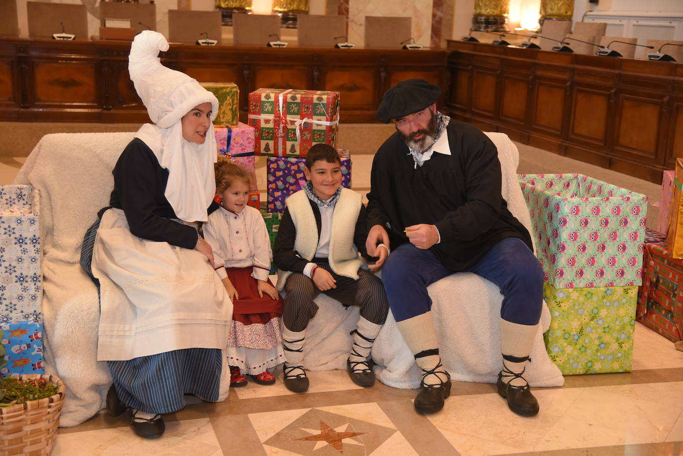 Olentzero y Mari Domingo han recorrido todos los rincones de San Sebastián para recoger las peticiones de los más pequeños.
