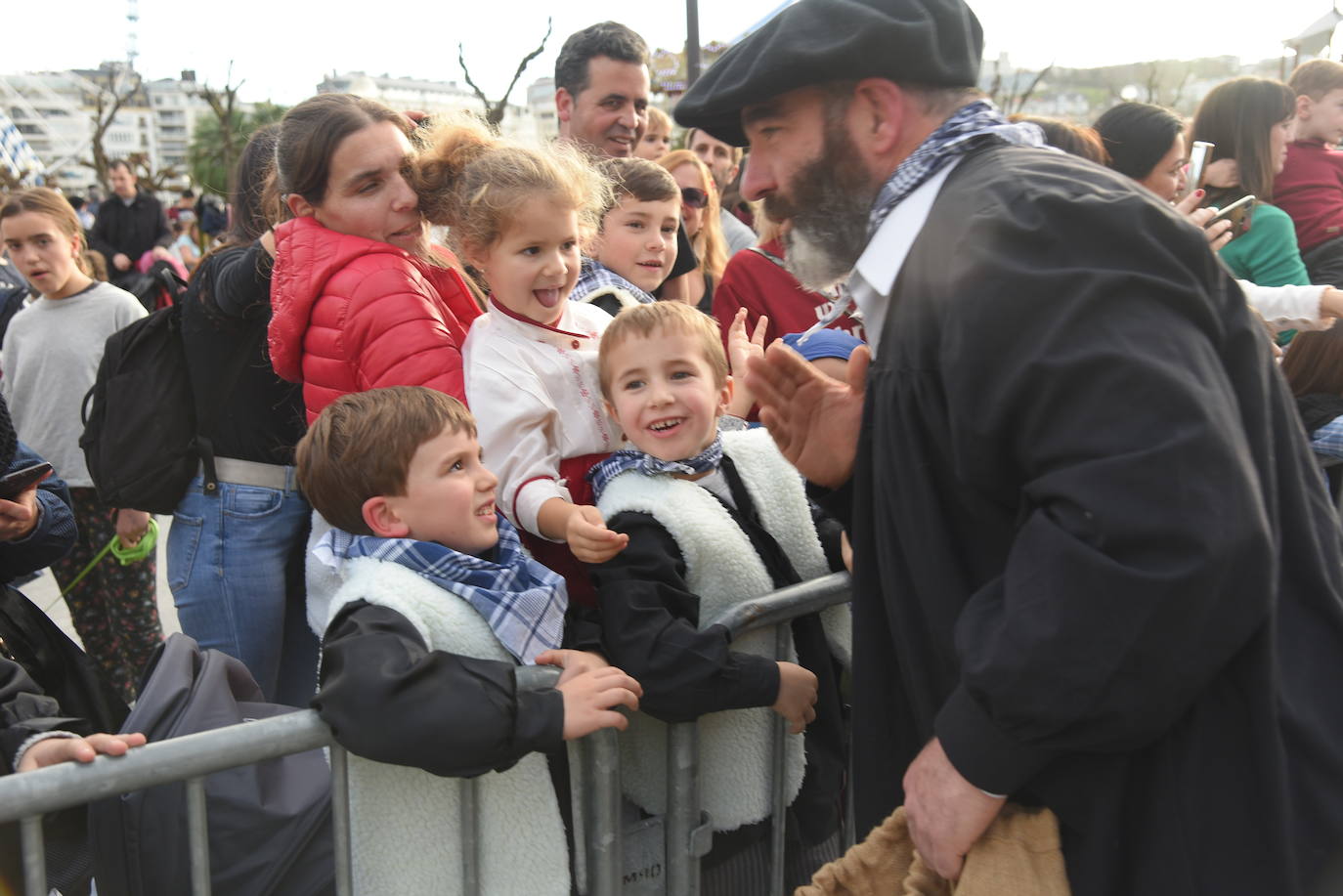 Olentzero y Mari Domingo han recorrido todos los rincones de San Sebastián para recoger las peticiones de los más pequeños.