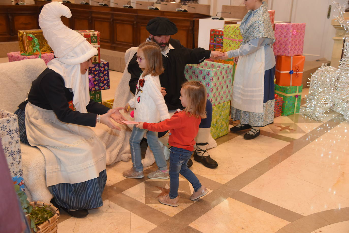 Olentzero y Mari Domingo han recorrido todos los rincones de San Sebastián para recoger las peticiones de los más pequeños.