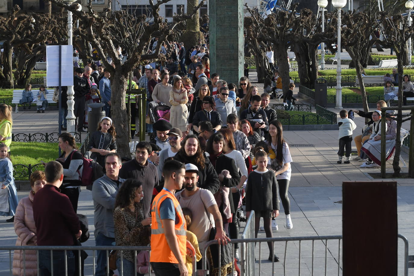 Olentzero y Mari Domingo han recorrido todos los rincones de San Sebastián para recoger las peticiones de los más pequeños.