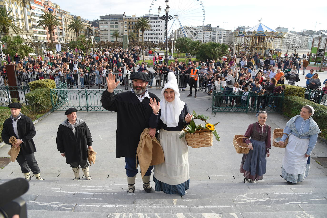 Olentzero y Mari Domingo han recorrido todos los rincones de San Sebastián para recoger las peticiones de los más pequeños.