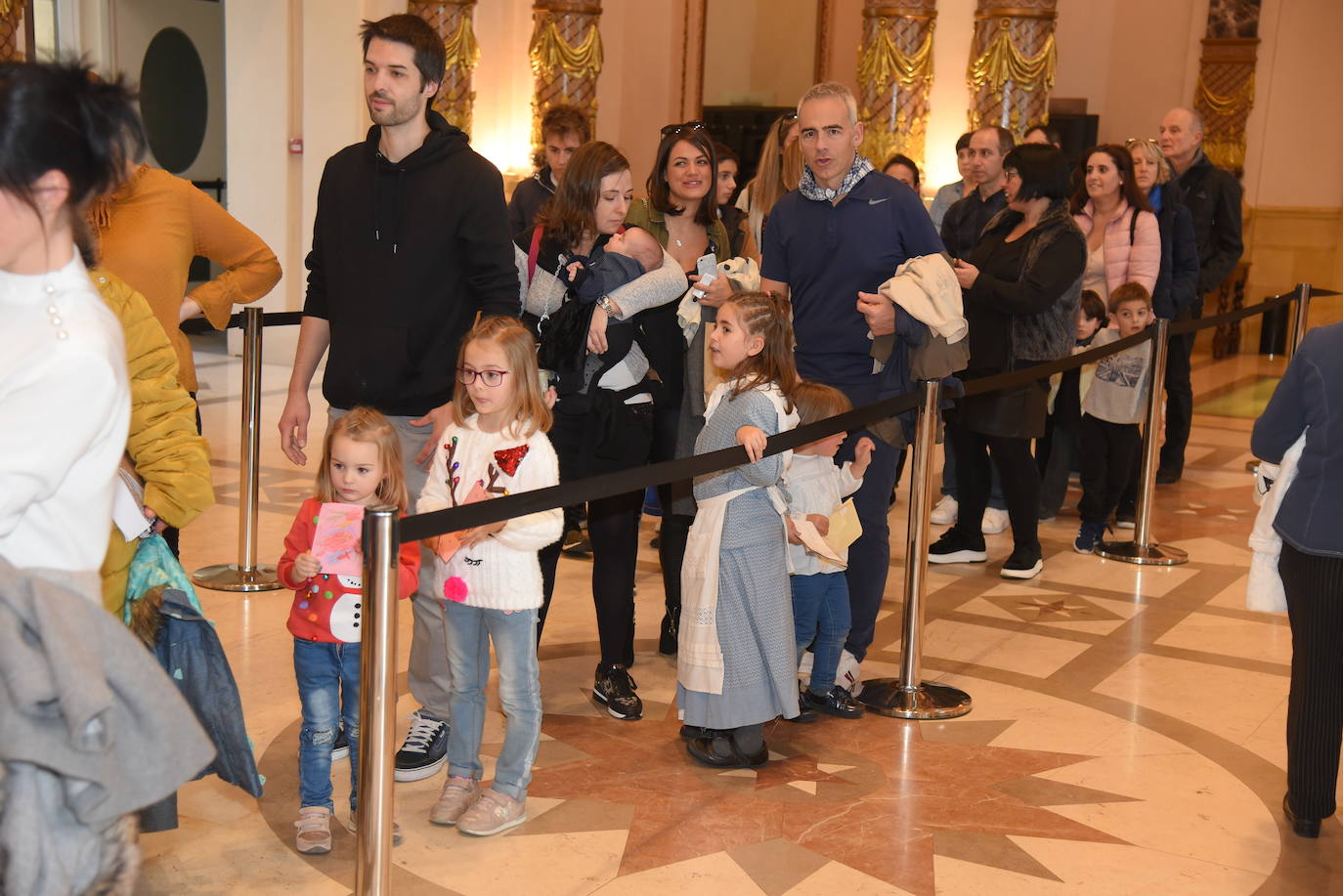 Olentzero y Mari Domingo han recorrido todos los rincones de San Sebastián para recoger las peticiones de los más pequeños.