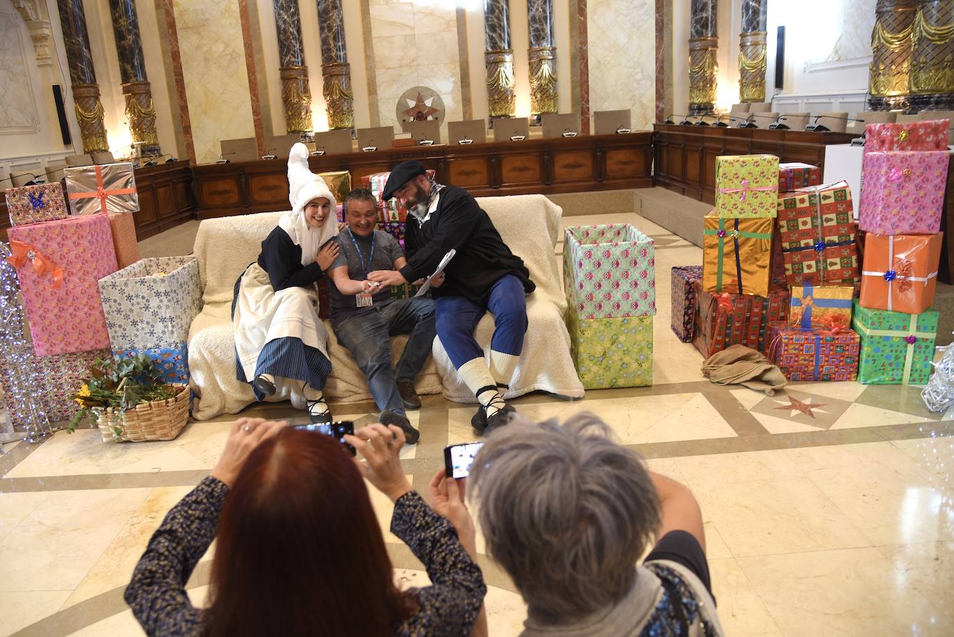 Olentzero y Mari Domingo han recorrido todos los rincones de San Sebastián para recoger las peticiones de los más pequeños.