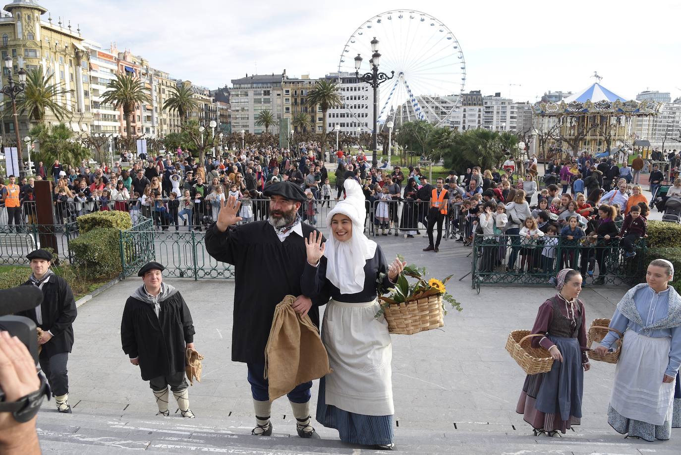Olentzero y Mari Domingo han recorrido todos los rincones de San Sebastián para recoger las peticiones de los más pequeños.