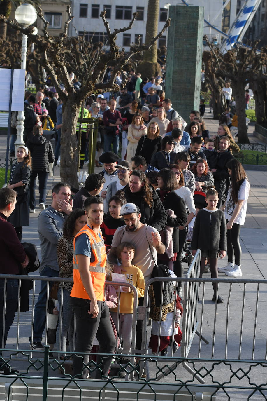 Olentzero y Mari Domingo han recorrido todos los rincones de San Sebastián para recoger las peticiones de los más pequeños.