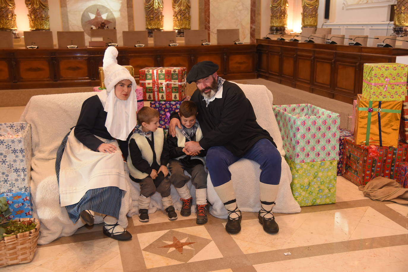 Olentzero y Mari Domingo han recorrido todos los rincones de San Sebastián para recoger las peticiones de los más pequeños.