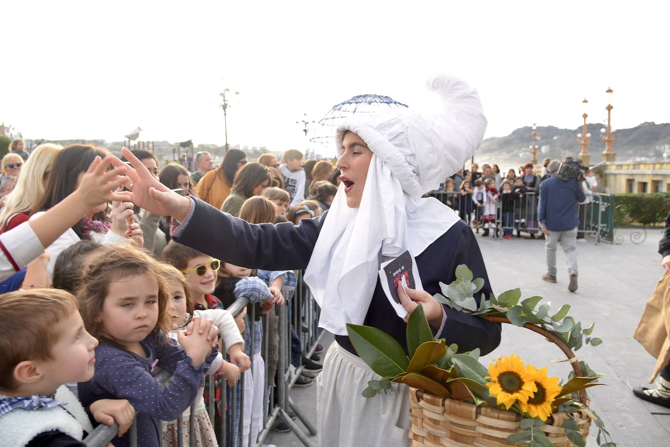 Olentzero y Mari Domingo han recorrido todos los rincones de San Sebastián para recoger las peticiones de los más pequeños.