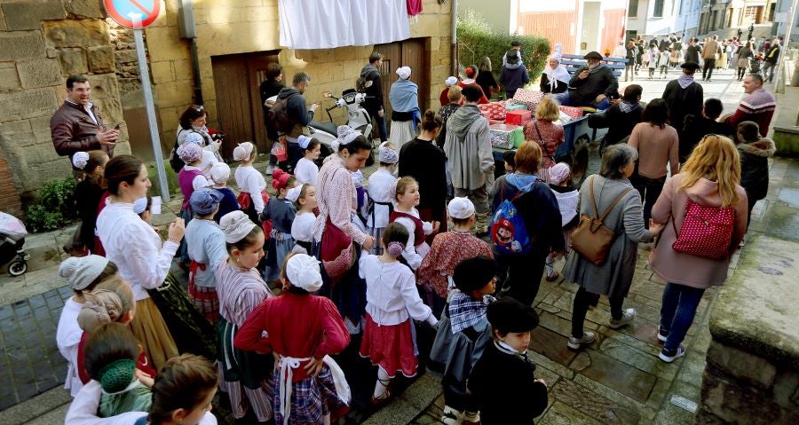 Fotos: Visita de Olentzero y Mari Domingi a Lezo