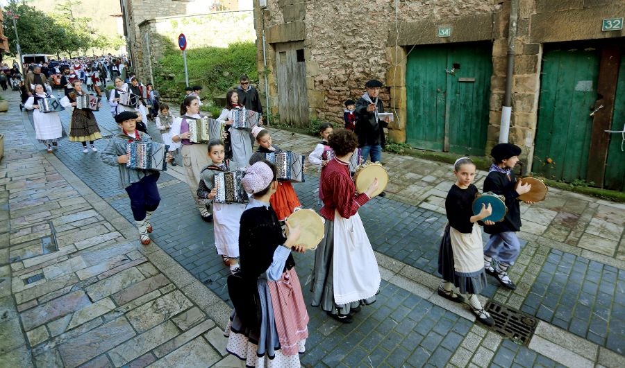 Fotos: Visita de Olentzero y Mari Domingi a Lezo