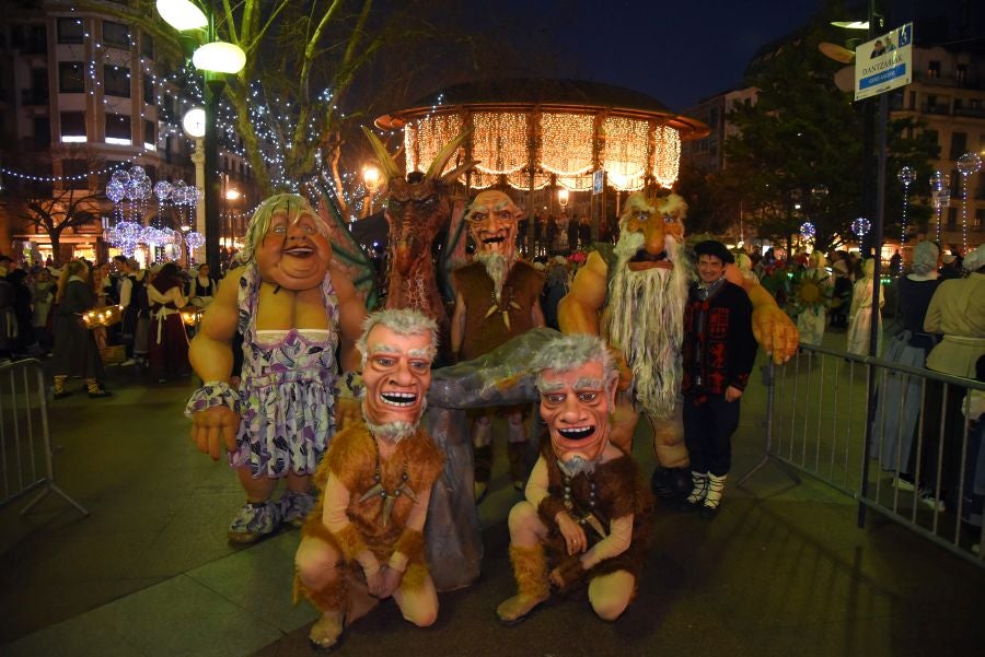 Olentzero y Mari Domingo han recorrido todos los rincones de San Sebastián para recoger las peticiones de los más pequeños.