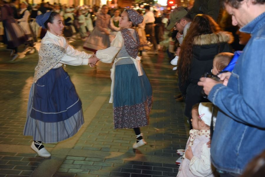 Olentzero y Mari Domingo han recorrido todos los rincones de San Sebastián para recoger las peticiones de los más pequeños.