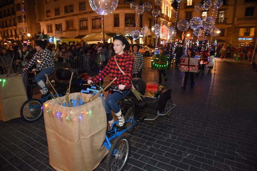 Olentzero y Mari Domingo han recorrido todos los rincones de San Sebastián para recoger las peticiones de los más pequeños.