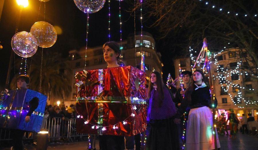 Olentzero y Mari Domingo han recorrido todos los rincones de San Sebastián para recoger las peticiones de los más pequeños.