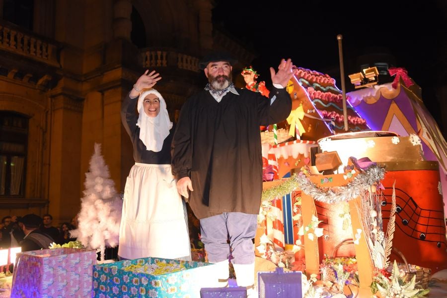 Olentzero y Mari Domingo han recorrido todos los rincones de San Sebastián para recoger las peticiones de los más pequeños.